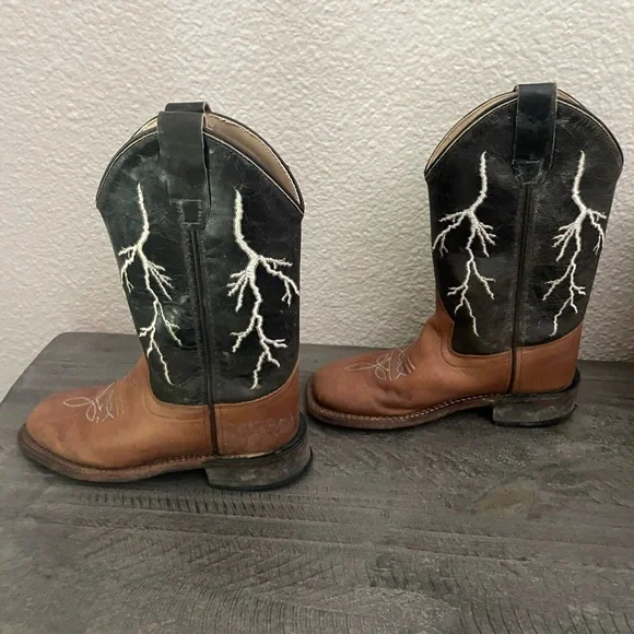 Cody James Black and Brown Western Cowboy Boots - Picture 4 of 9
